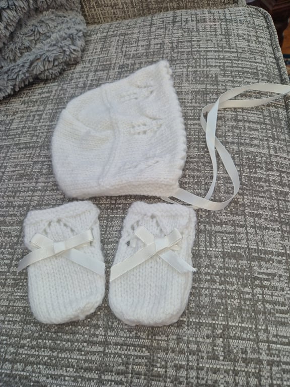 Hand knitted baby girls hat & mittens