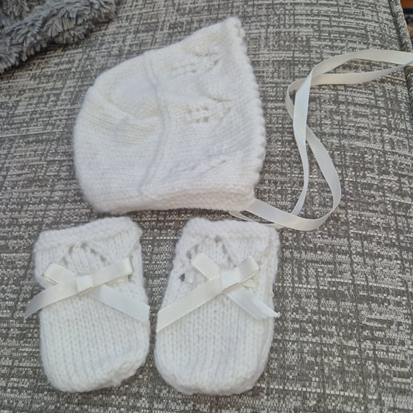 Hand knitted baby girls hat & mittens