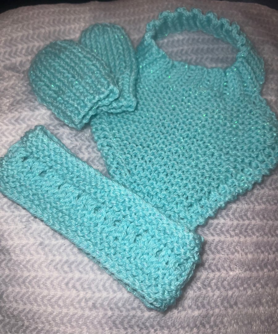 Knitted gift set for babies including mittens, dribble bib and headband