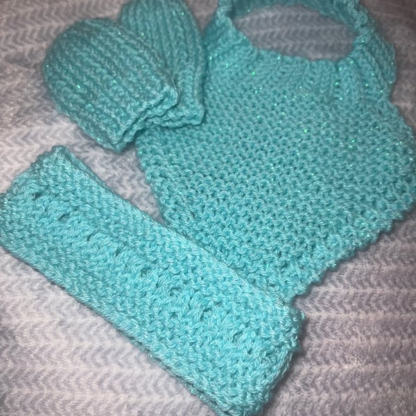 Knitted gift set for babies including mittens, dribble bib and headband