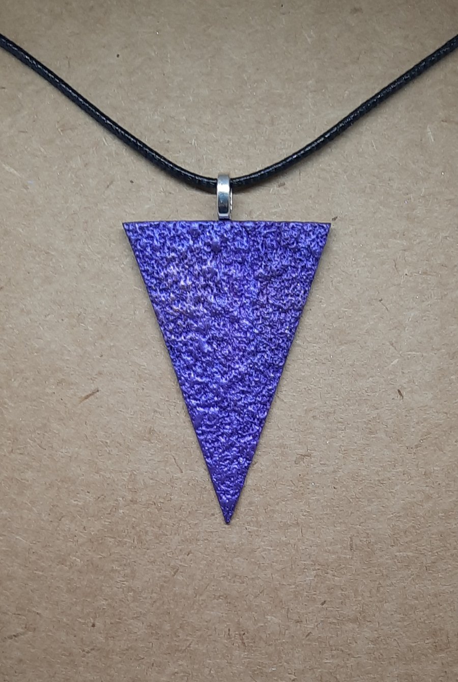 Vibrant textured pendant necklace 