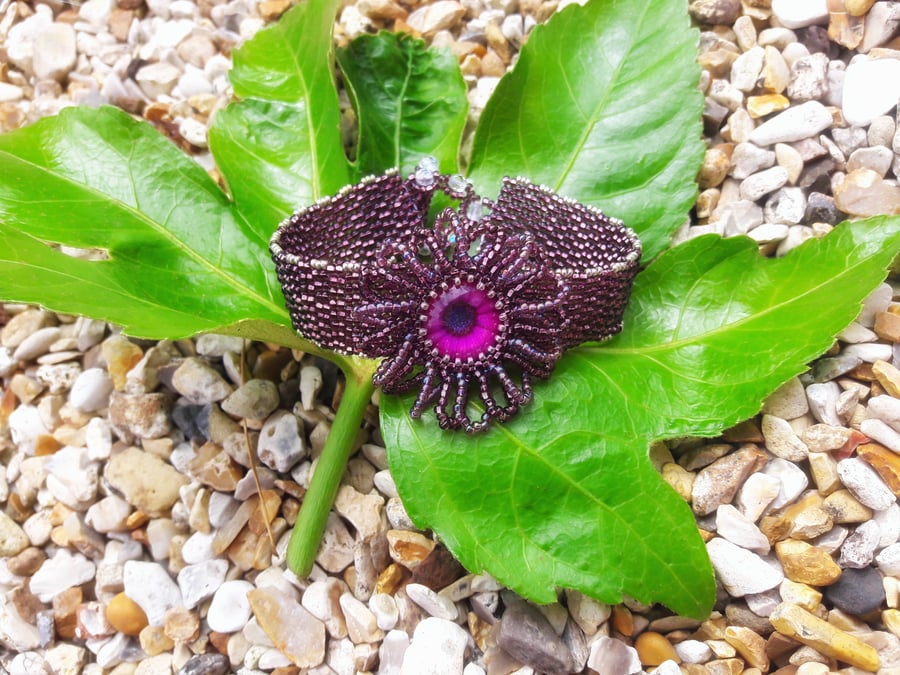 SALE 50% OFF Purple beadwork bracelet - daisy flower design 