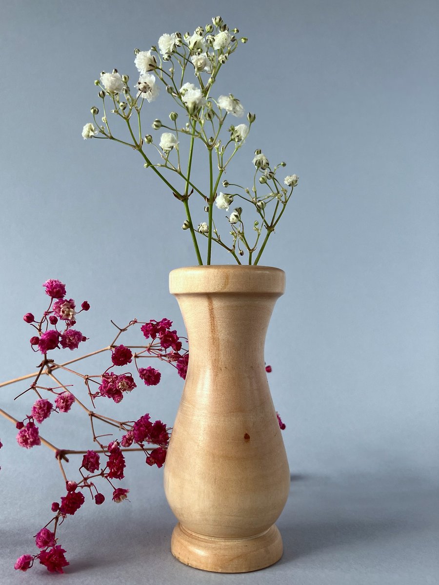 Small, wooden bud vase – for dried flowers.