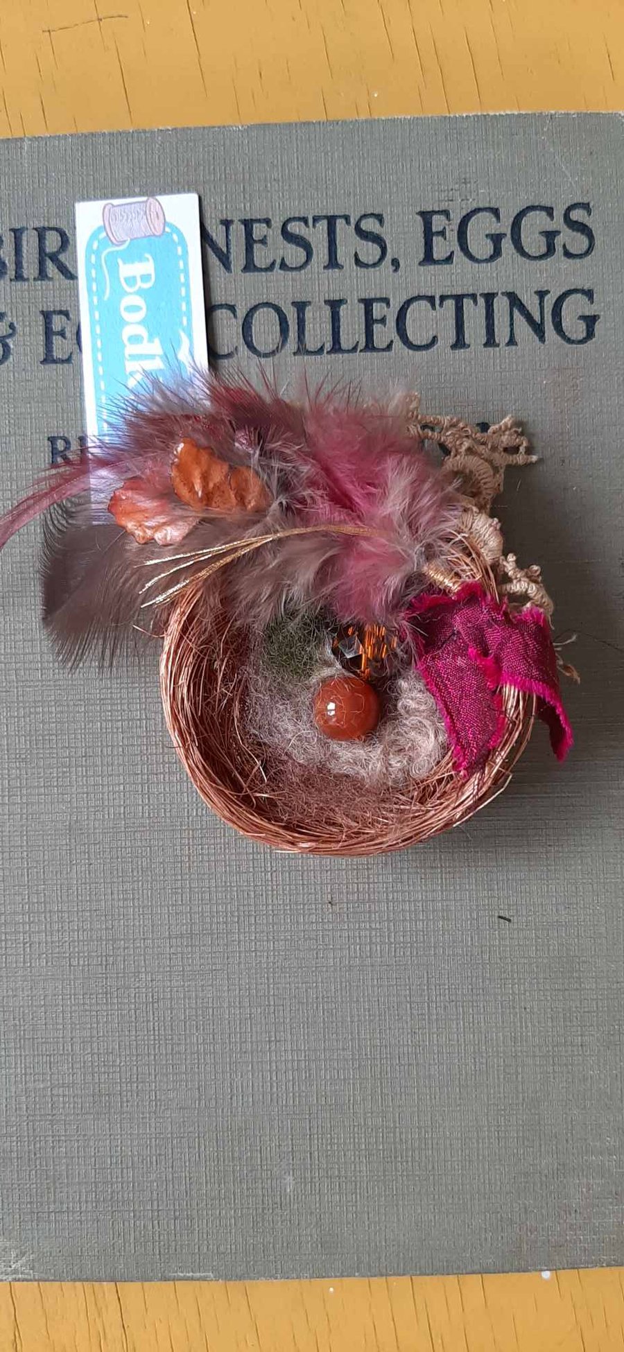 Small nest hair or brooch accessory 