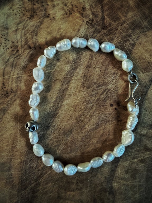 Pearl bracelet with silver skull 