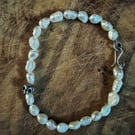 Pearl bracelet with silver skull 