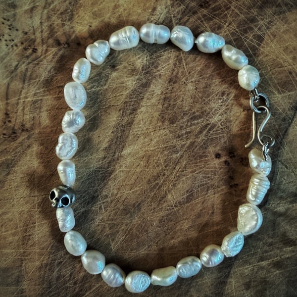 Pearl bracelet with silver skull 
