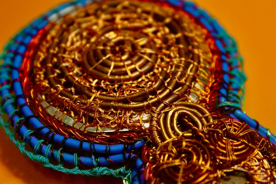 Connected circle brooch