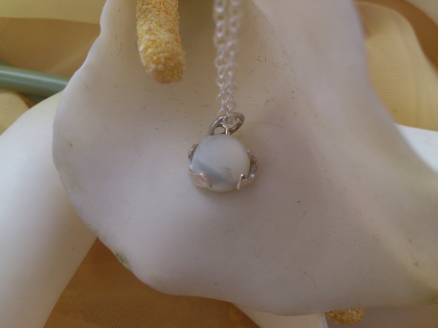 Claw set mother of pearl necklace