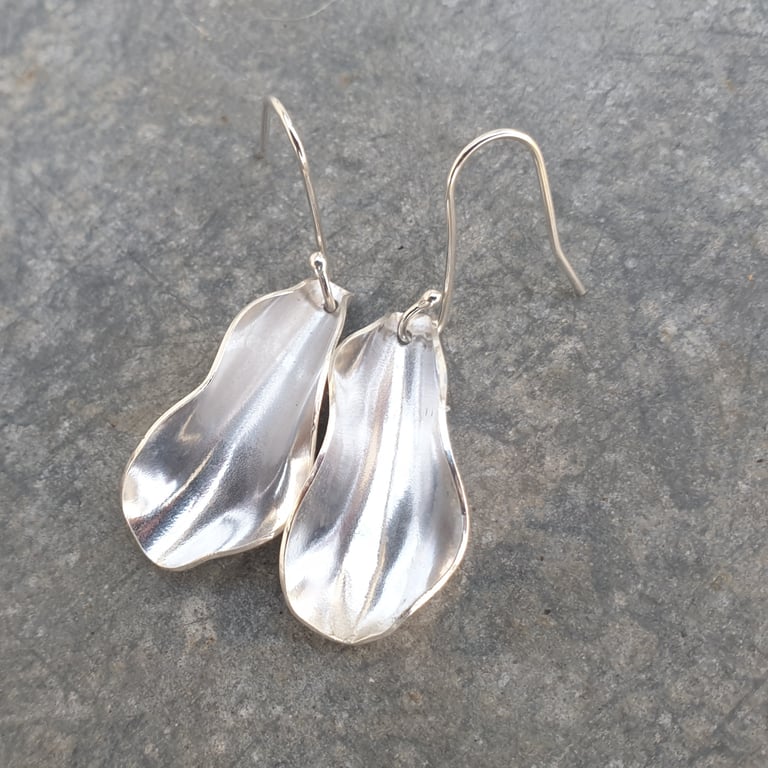 Silver folded clam shell inpsired dangly earrings