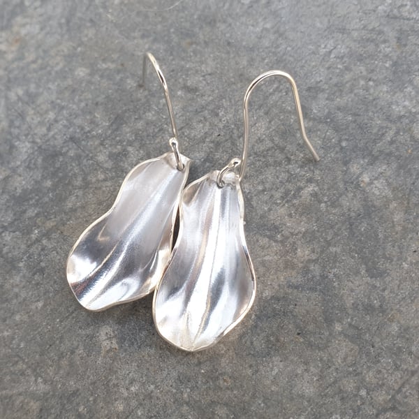 Silver folded clam shell inpsired dangly earrings
