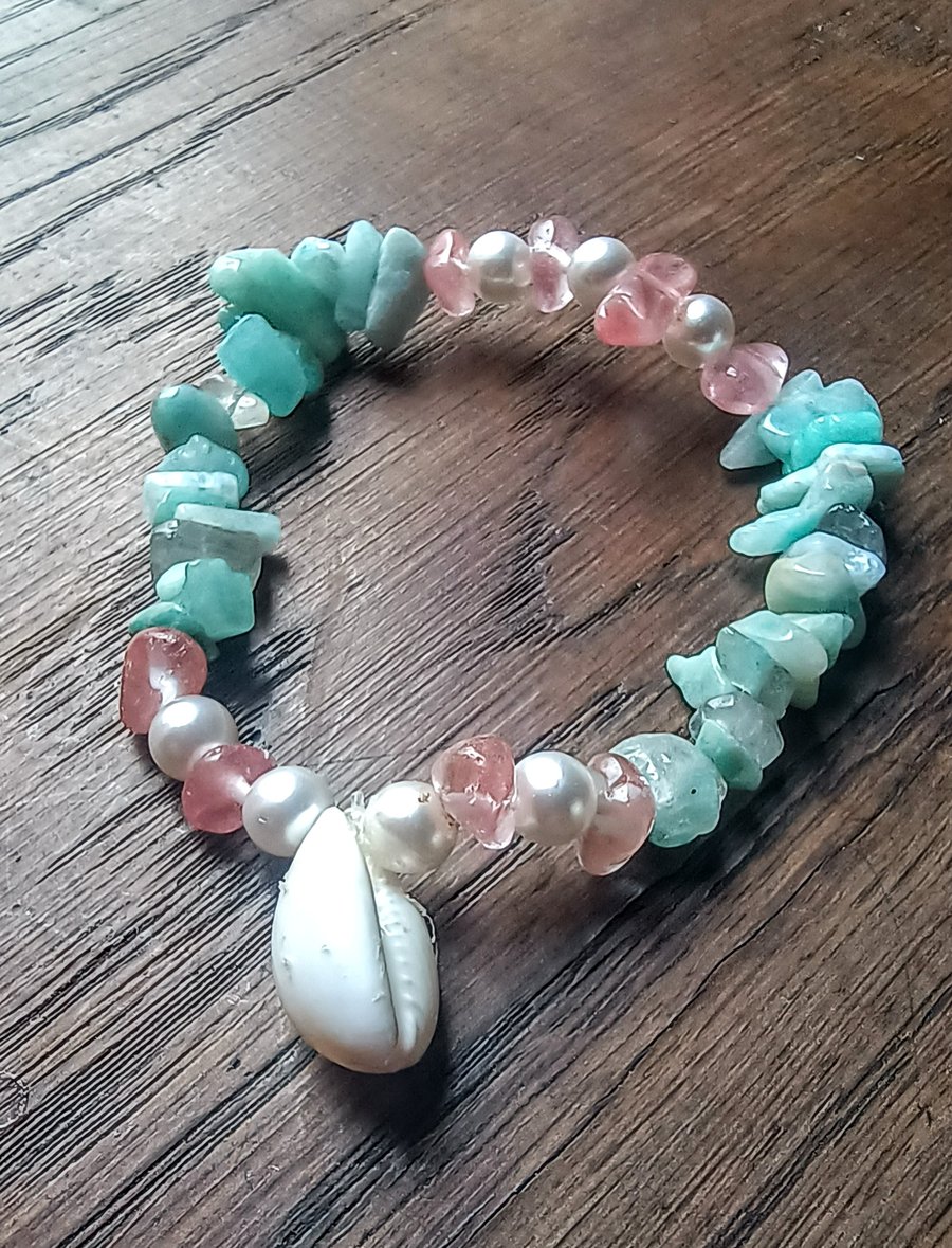 "Mermaid" - Stretchy crystal chips, beads and shell bracelet 