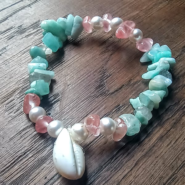 "Mermaid" - Stretchy crystal chips, beads and shell bracelet 