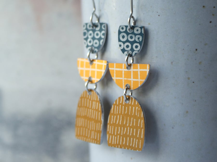 Colour pop dangle earrings - mustard & navy
