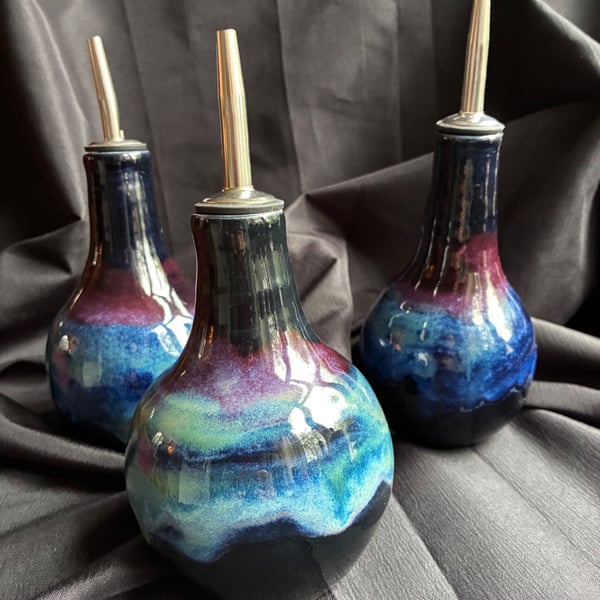 Oil Pourer in Northern Lights Colours