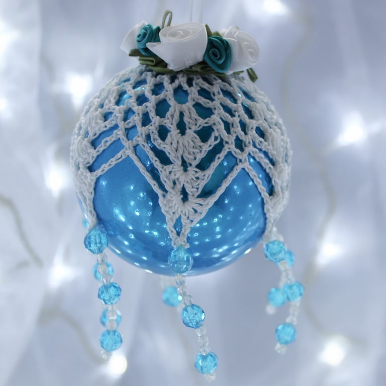 Christmas bauble turquoise and white crochet lace vintage style, M3