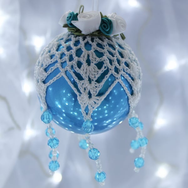 Christmas bauble turquoise and white crochet lace vintage style, M3