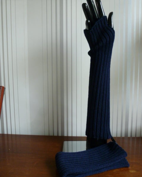 Elbow length fingerless gloves in 100% merino wool