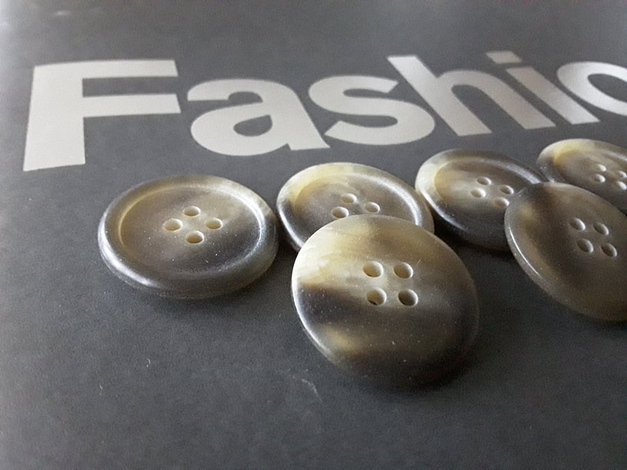 1" 25mm 40L Polyester Horn Buttons