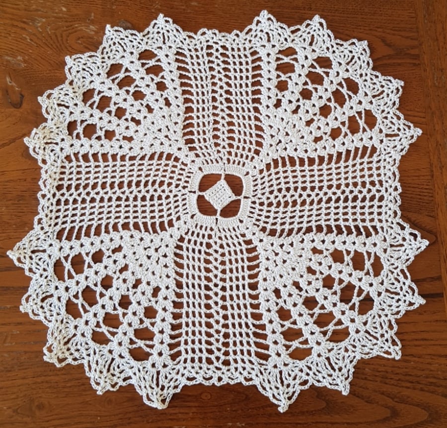 CREAM TABLE CENTREPIECE or DOILY HAND CROCHET in 100% COTTON - 30cm SQUARE 