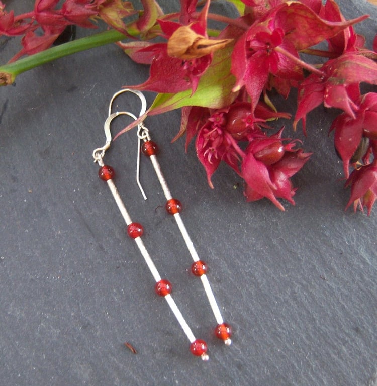 Dangly earrings in sterling silver and red agate