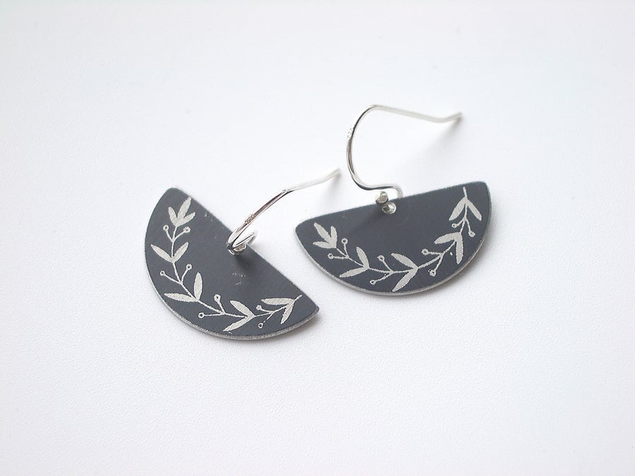 Fan earrings in black with wreath of leaves