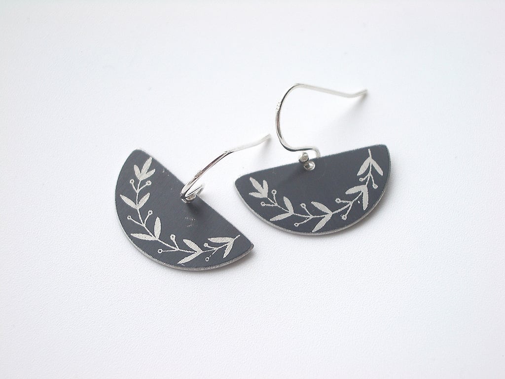 Fan earrings in black with wreath of leaves