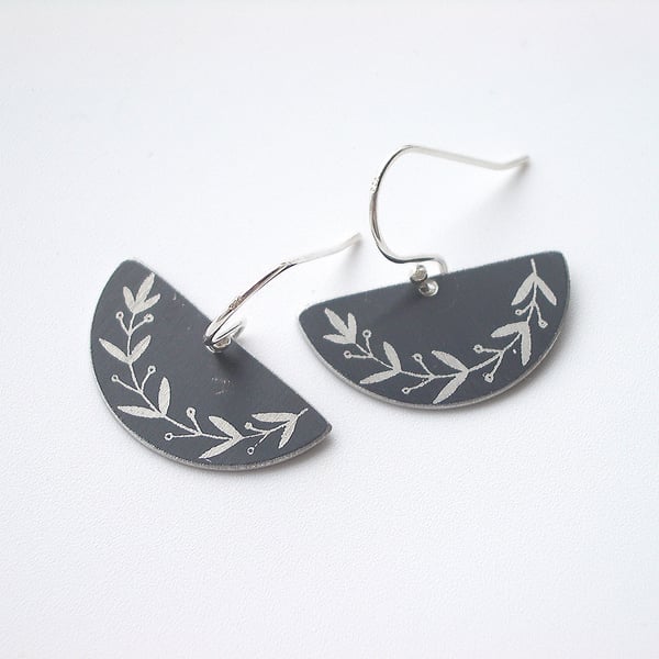 Fan earrings in black with wreath of leaves