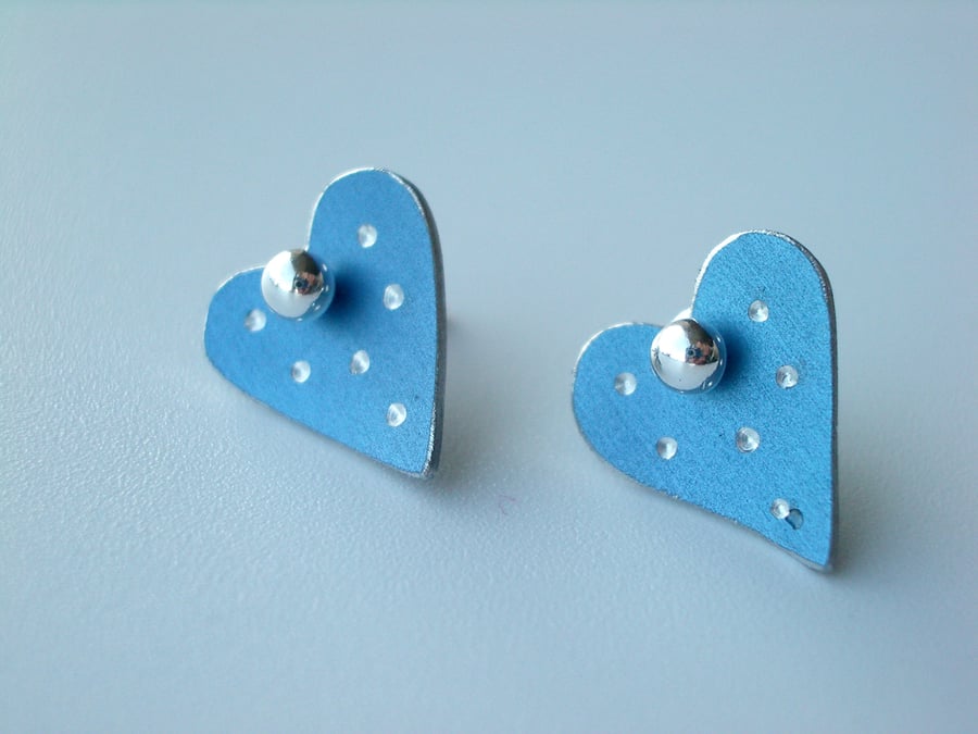 Heart pastel studs earrings in blue with sparkly dots
