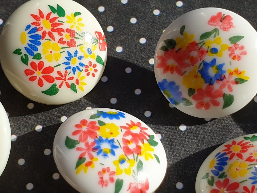 9 16" 15mm 24L Floral Buttons 1980's Italian