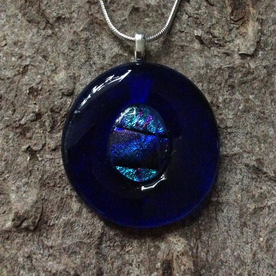 Glass and dichroic cabochon pendant (0610)
