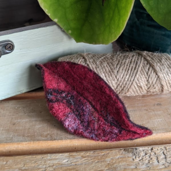 Felted leaf brooch : red