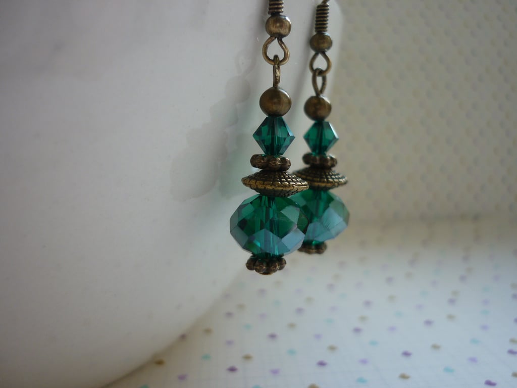 GREEN & ANTIQUE BRONZE DANGLE EARRINGS.  1035