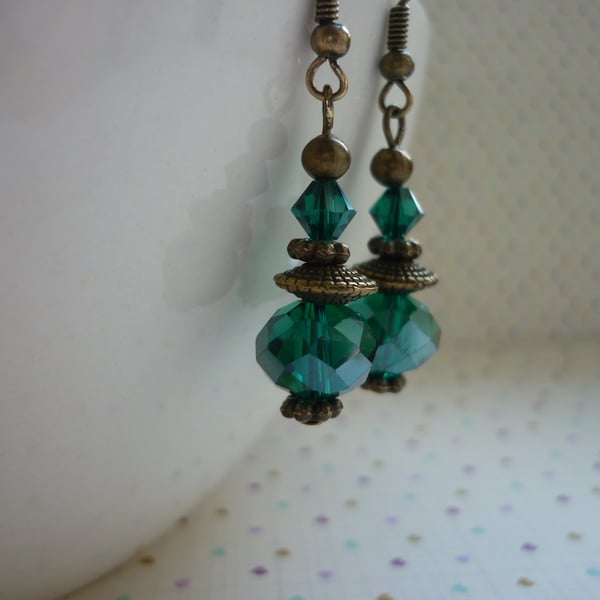 GREEN & ANTIQUE BRONZE DANGLE EARRINGS.  1035