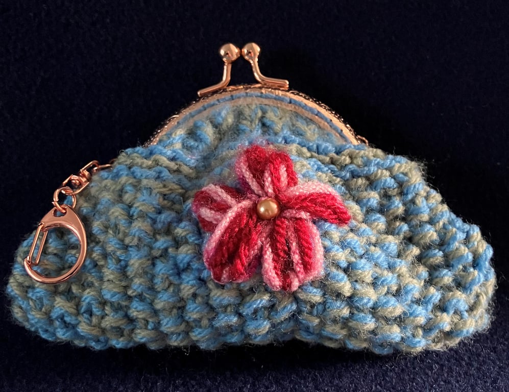 Vintage Style purse with a rose gold click shut clasp and clip