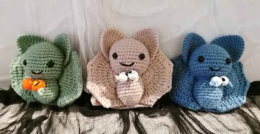 Set of 3 sitting Bats