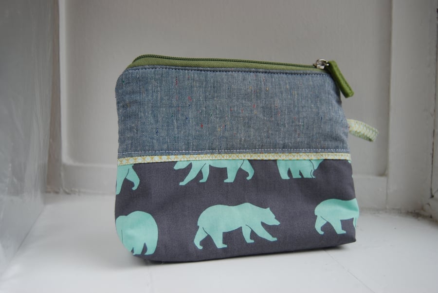 Padded zipped bag for make up or trinkets (washable)