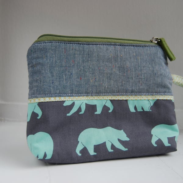 Padded zipped bag for make up or trinkets (washable)