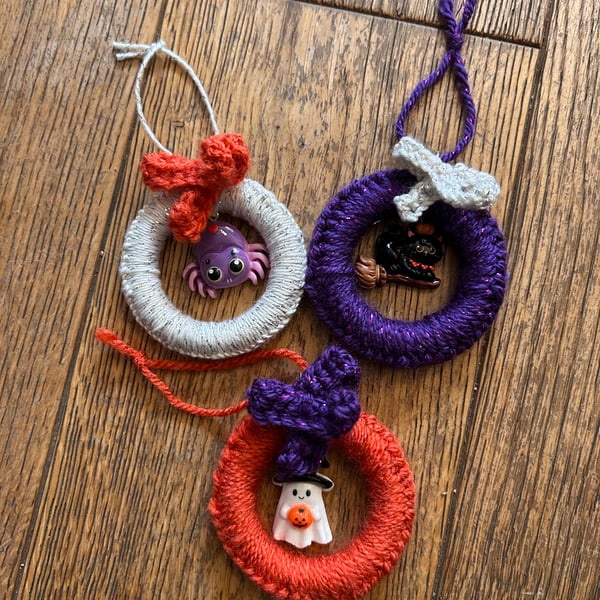 Set of 3 Halloween mini wreath hanging decorations 
