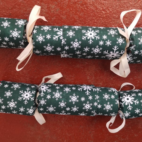 Homemade Christmas crackers, Green with White snowflakes (18)