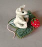 Strawberry mouse miniature jointed collectable with a silk embroidered leaf - Image 2