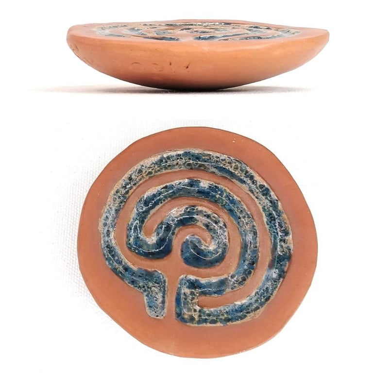Ergonomic handheld finger labyrinth healing stone