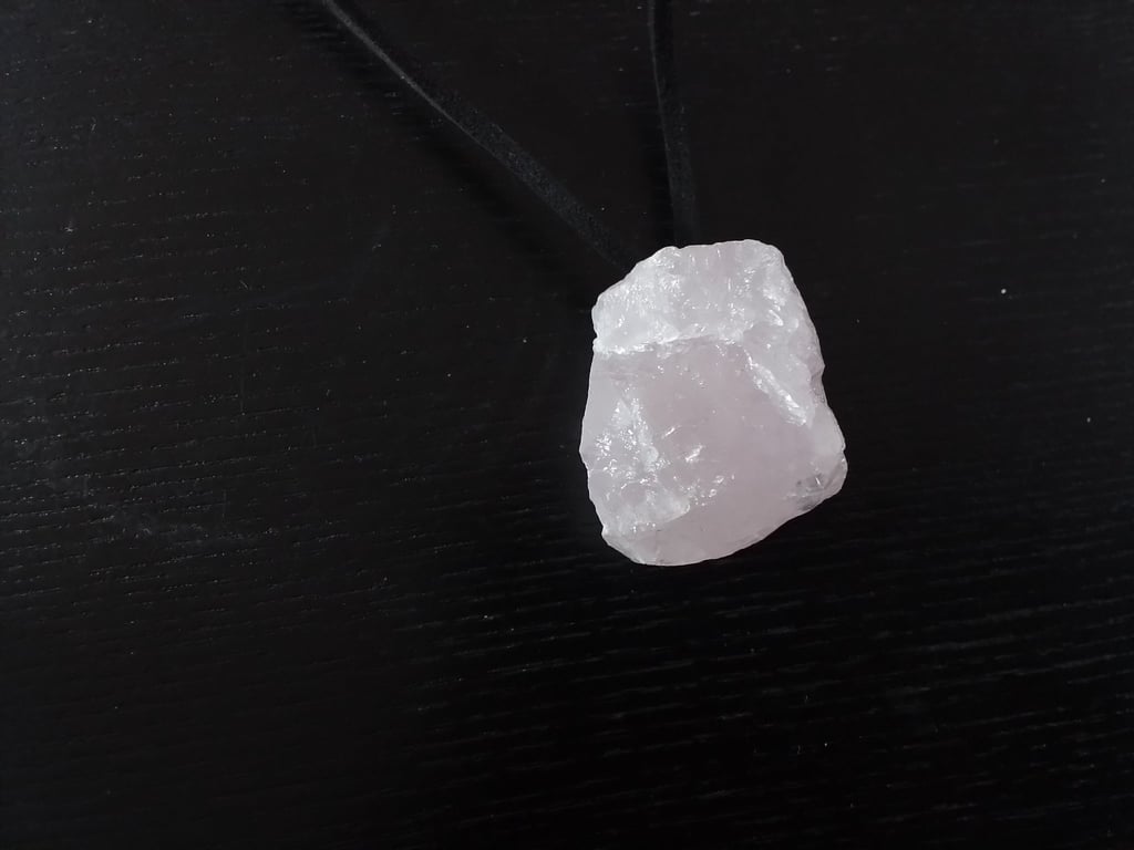 Rose quartz and leather necklace. Healing crystal. Ref 510