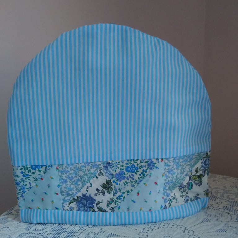 Tea cosy in blue. Patchwork border.