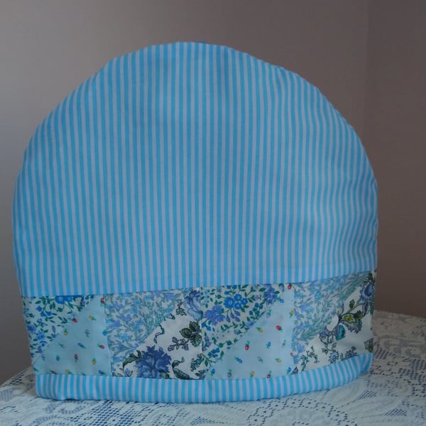 Tea cosy in blue. Patchwork border.