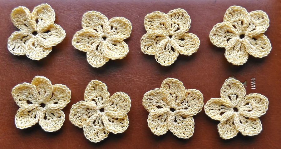 HANDMADE CROCHET COTTON FLOWERS 4cm IN A PALE GOLD - IDEAL FOR ARTS & CRAFTS