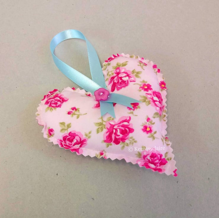 Valentines Hanging Red/Pink Fabric Floral on Gold Base Heart