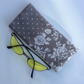 Glasses, sunglasses soft case, light grey, hearts and roses