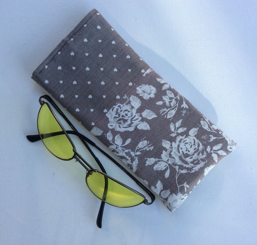 Glasses, sunglasses soft case, light grey, hearts and roses