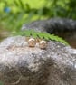 9ct yellow gold small stud earrings with pattern - Image 4